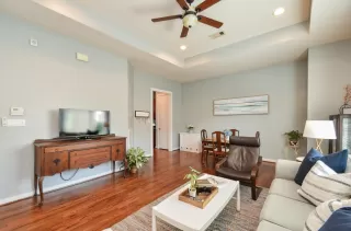 Photo #5: 16739484 Listing