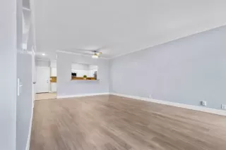 Photo #4: 19075304 Listing