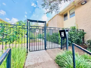 Photo #5: 22110118 Listing 