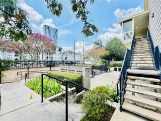 Photo #6: 22110118 Listing 