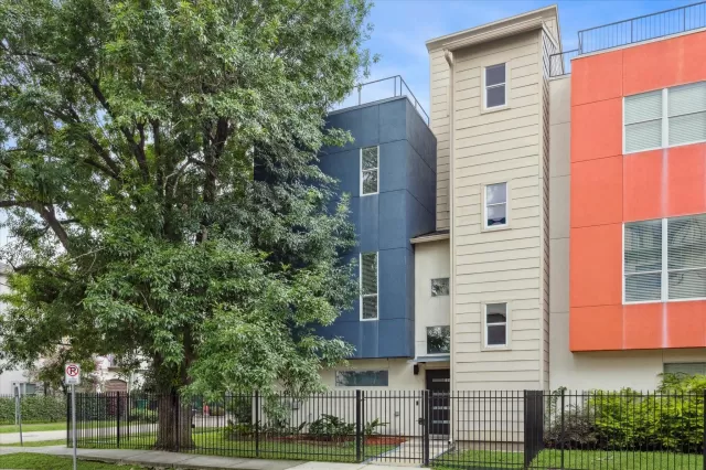 MLS: 25883606 Condo For Sale