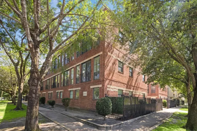 MLS: 30008251 Condo For Sale