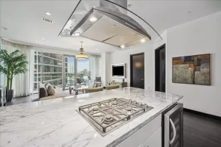 Photo #5: 32526372 Listing