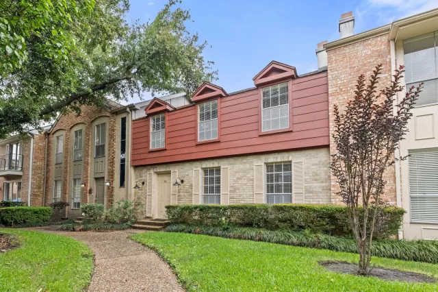 MLS: 33015305 Condo For Sale