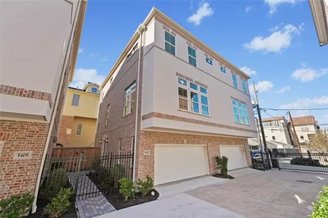 MLS: 33966383 Condo For Sale