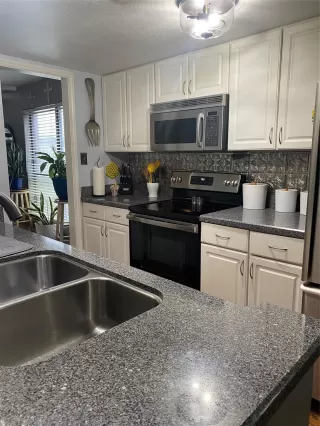 Photo #5: 4537920 Listing 