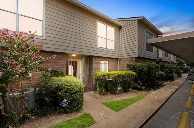 MLS: 46799580 Condo For Sale