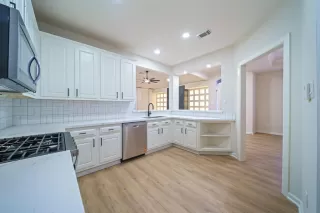 Photo #2: 4686960 Listing 