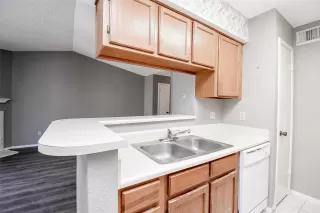 Photo #6: 51055379 Listing