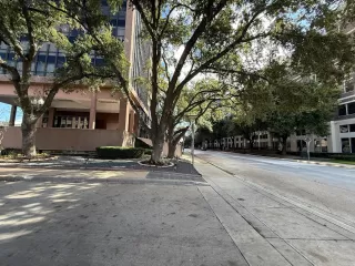 Photo #5: 51079596 Listing