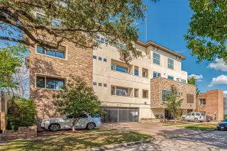 Photo #3: 61350392 Listing