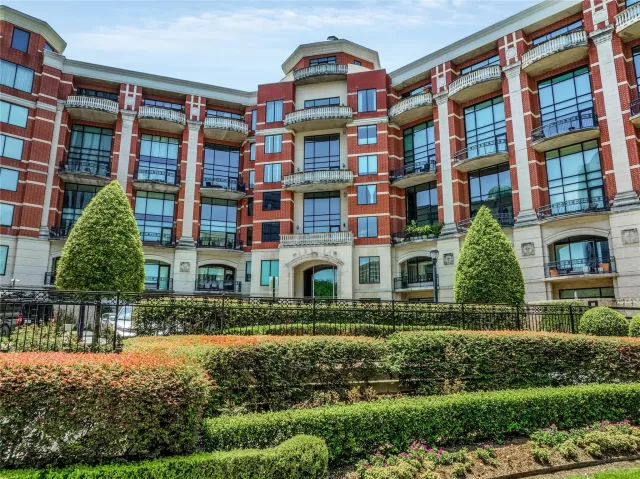 MLS: 62893191 Condo For Sale