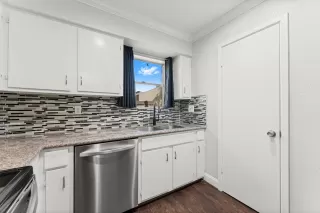 Photo #5: 65479838 Listing