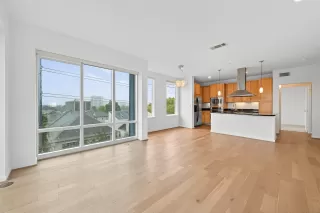 Photo #2: 67136049 Listing 