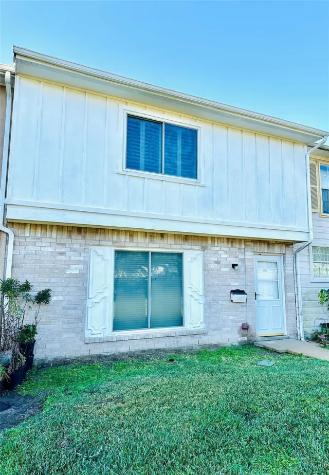 MLS: 6933687 Condo For Sale