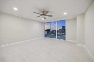 Photo #5: 71082268 Listing