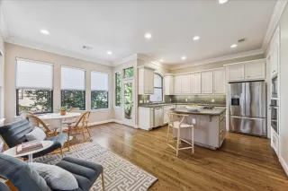 Photo #4: 71219923 Listing