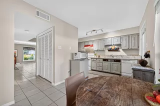 Photo #5: 76141518 Listing 