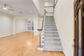 Photo #2: 76919902 Listing