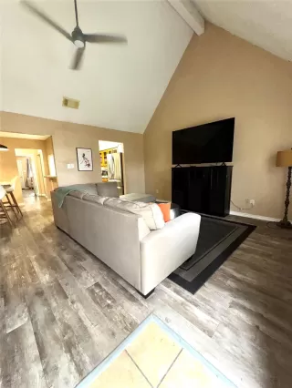 Photo #6: 8273805 Listing