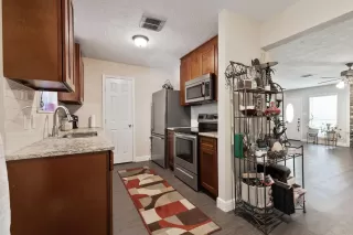 Photo #5: 83328734 Listing 