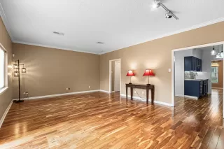 Photo #6: 90192878 Listing