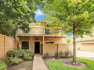 Browse active condo listings in AUTUMN CHASE