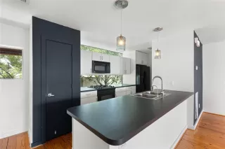 Photo #5: 93203097 Listing