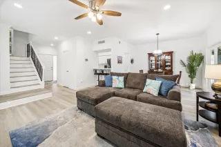 Photo #4: 94608988 Listing